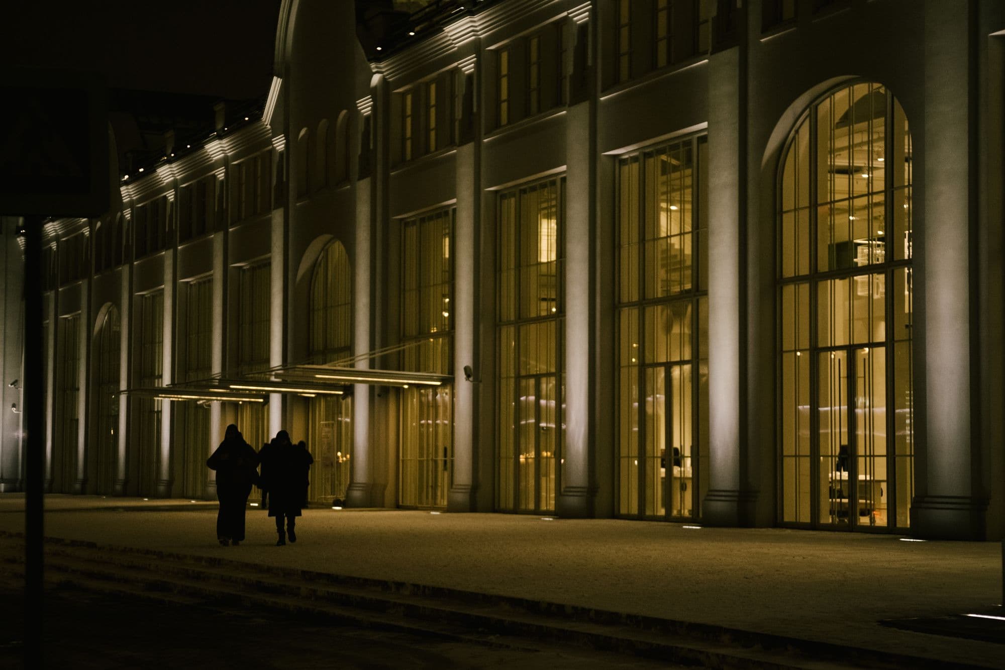 Moderne zorglocatie in de avond